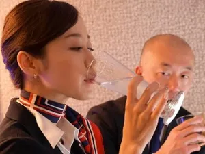 Jenna Jones đang quan hệ bằng miệng với cậu con trai riêng buồn chán của mình trong phòng khách sạn