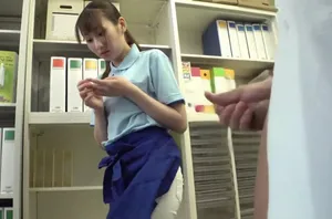 Nhà vệ sinh công cộng quan hệ với một cô gái ngoan, ngay khi tôi bước vào, cô ấy đã cho tôi một cái BJ